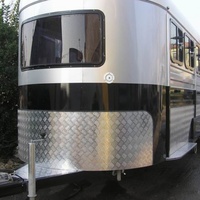 Semi-remorque TrailBlaze Deluxe pour trois chevaux, double essieu, freins électriques, capacité de charge de 4 tonnes, chargement par angle, remorque pour chevaux personnalisée