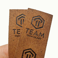 Étiquettes en cuir microfibre personnalisées avec logos pressés à chaud pour vêtements, chaussures et sacs
