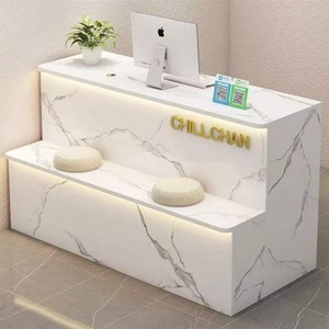 Mostrador de Recepción Moderno Blanco con Detalles Dorados y Asientos para Salón o Tienda - Product Image 5