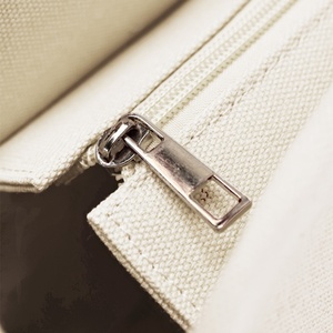 Sac fourre-tout unisexe en toile de coton modèle TC, personnalisable avec logo, deux poignées, fermeture ouverte, chaînes et broderie de lettres - Product Image 3
