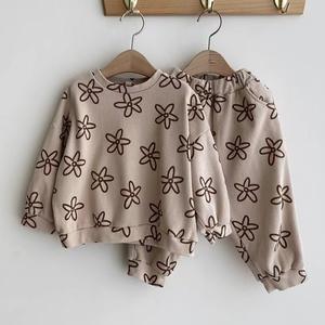 طقم ملابس أطفال كاجوال بأكمام طويلة من قطن الوافل بنقشة مطبوعة مخصصة لفصلي الربيع والخريف للبيع بالجملة - Product Image 3