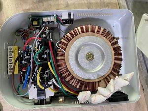 منظم جهد كهربائي أوتوماتيكي مثبت على الحائط بقدرة 1 كيلو فولت أمبير، 2 كيلو فولت أمبير، 3 كيلو فولت أمبير، 5 كيلو فولت أمبير، 10 كيلو فولت أمبير، نوع المرحل، مخرج 220 فولت للأجهزة المنزلية - Product Image 5