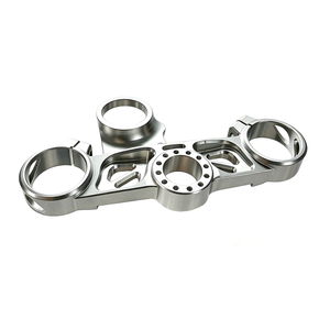 Parti per Moto in Acciaio Inossidabile Lavorate a CNC su Misura, Morsetto Superiore di Precisione Tipo Forato - Officina di Produzione - Product Image 3