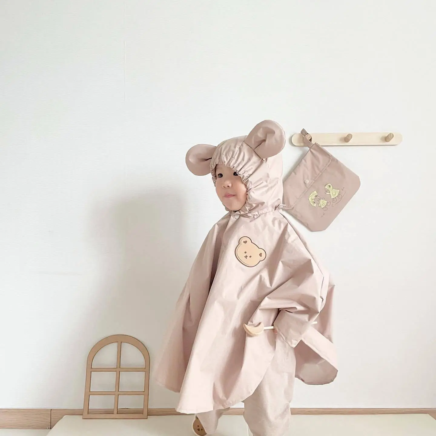 2023 में नए कार्टून भालू के केई रेनकोट बेबी खरगोश वाटरप्रूफ वर्षाकोट बच्चों के कपड़े