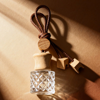 Diffuseur de parfum de voiture suspendu de luxe à texture diamantée 8 ml, flacon diffuseur d'arôme automobile en verre avec couvercle en bois