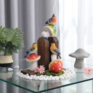 Figurine élégante en résine Redeco, <span class=keywords><strong>oiseau</strong></span> de la forêt sur champignon, design de micro-paysage, détails peints à la main pour la décoration de jardin - Product Image 1
