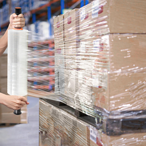 วัสดุบรรจุภัณฑ์พลาสติก PE ฟอยล์มีความยืดหยุ่นม้วนฟิล์มยืดได้พิมพ์โลโก้แบบกำหนดเอง - Product Image 5