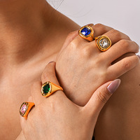 Bague Cocktail KITI en Acier Inoxydable Plaqué Or 18K PVD avec Pierres de Verre Colorées Audacieuses – Bijou Tendance Moderne