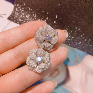 Orecchini a perno con fiore di camelia scintillante, eleganti gioielli floreali con pavé completo per donna - Product Image 1