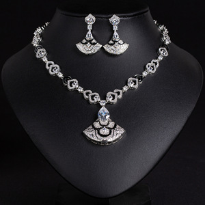 Conjunto de Joyería en Forma de Abanico Chapado en Oro de Moda con Piedras de Circonita Cúbica Coloridas, Collar y Aretes Esmaltados para Regalo de Aniversario o Cumpleaños - Product Image 5