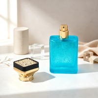 Flacon de parfum en verre craquelé bleu de 50 ml avec collier doré et capuchon rectangulaire noir pour Eau de Parfum, Attar, Huile – Vente en gros OEM