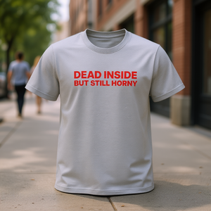 Camiseta Dead Inside But Still Horny, textura gris con texto rojo, ajuste unisex, camiseta promocional - Product Image 3