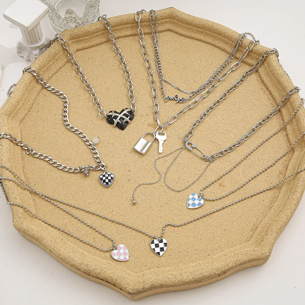 Colliers pour femmes, chaîne à motif damier et carreaux, perles rondes en métal, avec pendentif en forme de cœur, bijoux, accessoires, idée cadeau, 1 pièce