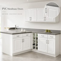 Meuble de cuisine modulaire avec portes en membrane PVC et structure en bois massif pour projets d'appartements et distributeurs