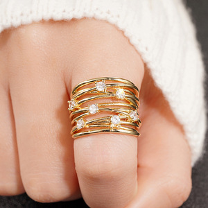 Anello a Strati con Zirconi per Donne, Elegante Gioiello da Dito in Stile Vintage - Product Image 2