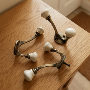 Ganchos de pared vintage para abrigos con perillas de cerámica blanca, diseño de metal resistente al óxido para puertas o paredes - Product Image 4