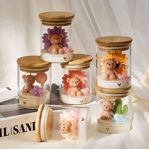 Bougie parfumée artisanale en cire de soja en forme de fleur d'ours en peluche dans un bocal en verre avec couvercle en bambou, décoration d'intérieur - Product Image 2
