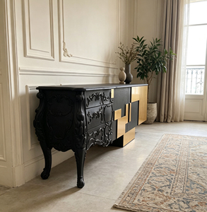 Aparador de Madera Maciza con Patas Talladas Ornamentadas, Acabado Negro, Gabinete de Almacenamiento con Parches Geométricos Dorados para Interiores Clásicos - Product Image 4