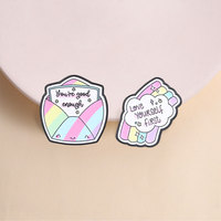 En gros, Mignonne broche émaillée 'Love Yourself First' sur le thème de la santé mentale, en forme d'enveloppe, en stock, économique, couleur pastel, pour sacs