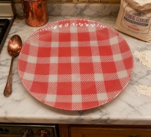 Assiettes en plastique transparentes à motif écossais, peintes par pulvérisation - 100 pièces MOQ 3 couleurs (orange/rouge/noir-blanc) pour la maison et les banquets - Product Image 2