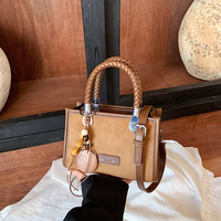 Sac à main vintage pour femme avec couleurs contrastées, personnalisable, bandoulière amovible, poignée décorative et pendentif, idéal pour le quotidien