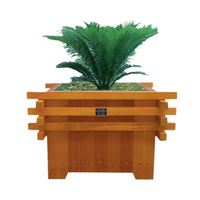 Rak penyimpanan taman luar ruangan besar, dengan kotak bunga kayu pengawet sayuran artefak untuk penggunaan rumah