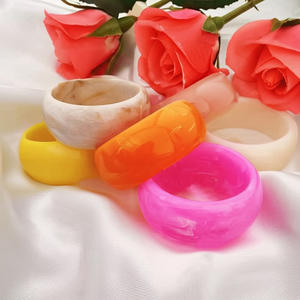 Exagéré 34mm Largeur Acrylique Bracelet Personnalisé Gelée Couleur Cambered Surface Ronde Résine Chunky Bracelets Bracelets pour Femmes - Product Image 5