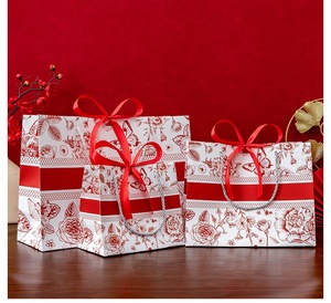 Sacs cadeaux floraux rouges élégants en papier avec poignée en ruban, 4 tailles, pour anniversaires, mariages, festivals, achats en gros, magasins - Product Image 1