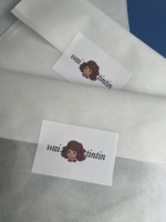 Autocollants en papier autocollants imprimés sur mesure avec impression numérique couleur pour l'emballage de vêtements et de marques de prêt-à-porter