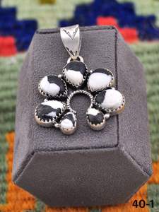 Colgante Naja Hecho a Mano en el Suroeste con Turquesa Blanca de Búfalo y Plata de Ley, Joyería para Mujer - Product Image 3