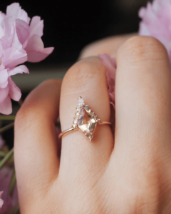 Anillo de Compromiso Geométrico con Moissanita de AADIHI JEWELS, Oro Blanco con Baño de Rodio, Engaste de Bisel, Estilo Moderno Unisex - Product Image 6