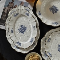 Set d'assiettes baroques en céramique florale bleue européenne avec motif en dentelle gaufrée Set d'assiettes vintage pour mariage