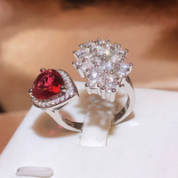 Bijoux haut de gamme KYRA01759, luxueuse bague ajustable en argent plaqué avec un cluster de zircons rouges taille princesse pour femmes