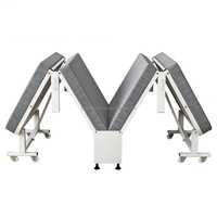 Lit pliant dissimulé dans un placard, structure en acier, design blanc, pliage facile, gain de place, lit confortable pour usage au bureau