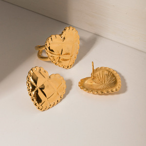 Nuevo Estilo Hipoalergénico, Juego de Joyería de Acero Inoxidable con Baño de Oro de 18K, Aretes y Anillos con Forma de Corazón para Mujer - Product Image 2