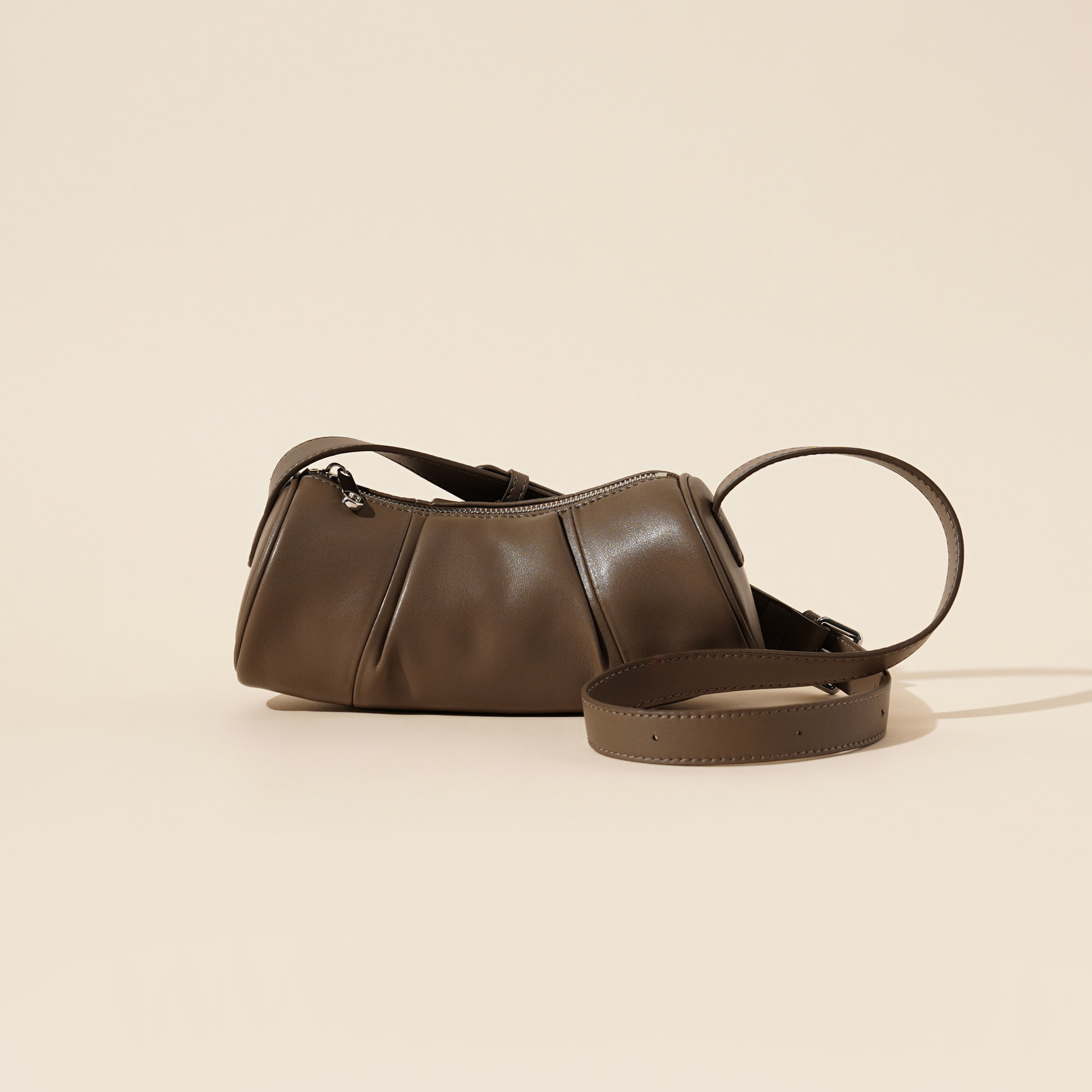 สีเทาเข้ม