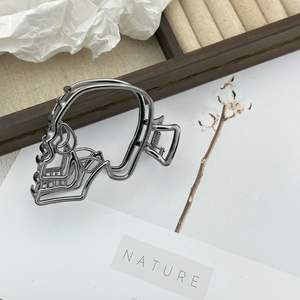 Grande pince à cheveux moderne en métal ajouré en forme de griffe de requin et de crâne décoratif pour filles, thème Halloween - Product Image 6