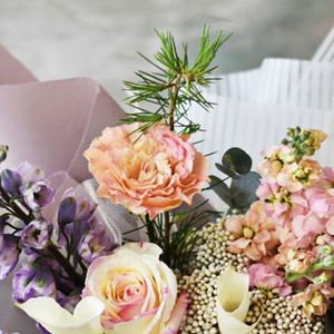 Papier d'emballage pour fleurs imperméable personnalisable de haute qualité, matériaux d'emballage de bouquets à la mode, vente en gros - Product Image 5