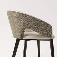 Chaise de salle à manger minimaliste italienne de luxe léger avec structure en acier et revêtement en cuir, avec housse de siège souple, pour la maison et les restaurants