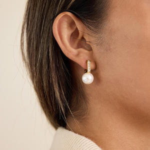 Boucles d'oreilles pendantes élégantes en résine nacrée plaquées or, en acier inoxydable, étanches, forme carrée, avec pierres brillantes - Product Image 5