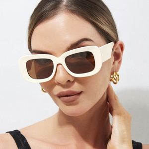 Gafas de Sol Cuadradas Vintage de Moda, Color Jelly, con Protección UV400, Lentes Degradadas Blancas para Mujer - Product Image 1