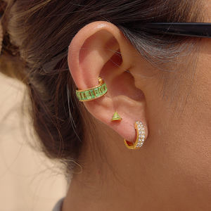 Orecchino a clip J&D Classic con strass, minimalista, senza piercing, per uso quotidiano - Product Image 1