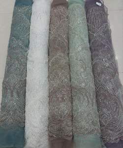 Tissu en soie pure de qualité supérieure pour Sarees Lehengas et costumes Matériau de luxe doux avec éclat élégant Parfait pour les vêtements de fête de mariée - Product Image 2