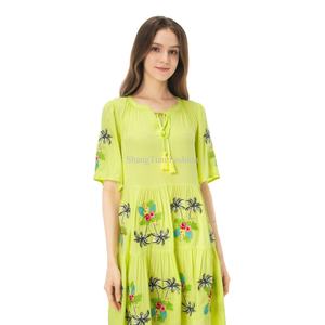 Robe courte pour femme à col rond, avec logo personnalisé, design floral brodé, manches courtes, couleur verte - Product Image 4