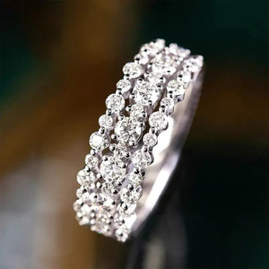 Anello da Donna Scintillante a Strati con Pavé, Gioiello da Dito Stile Hip Hop - Product Image 1