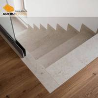 Escalier en marbre travertin poli sur mesure Cotrustone, dalles et marches pour hôtel, villa, design intérieur