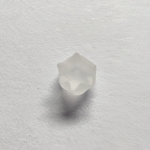 F29 4mm Hermosa Piedra Preciosa Suelta de Cuarzo CN Blanco Esmerilado en Forma de Flor de Granada para Colección de Arte - Product Image 1