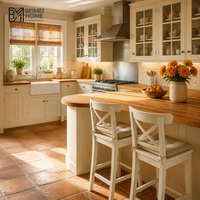 Meubles de cuisine style campagnard anglais, couleur crème avoine, avec vitrine à meneaux, îlot de cuisine en bois massif, projet de menuiserie sur mesure pour villa