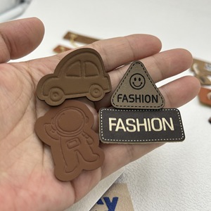 子供服用エンボス加工パッチ　可愛い漫画風PUラベル　チェーン付き　カスタムメイド - Product Image 4