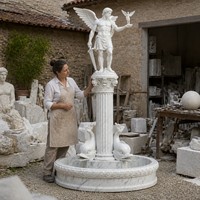 Fontaine personnalisée en marbre avec statue de dieu ailé Astutia, éclairage RGB/laser, étanche IP68, petite figurine de dauphin pour hôtel, place publique, jardin
